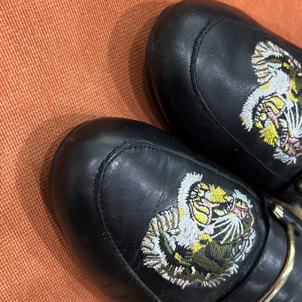 Steve Madden Black Leather King Tiger Embroidered Faux Fur Mule Shoes 9.5 US - Picture 7 of 11